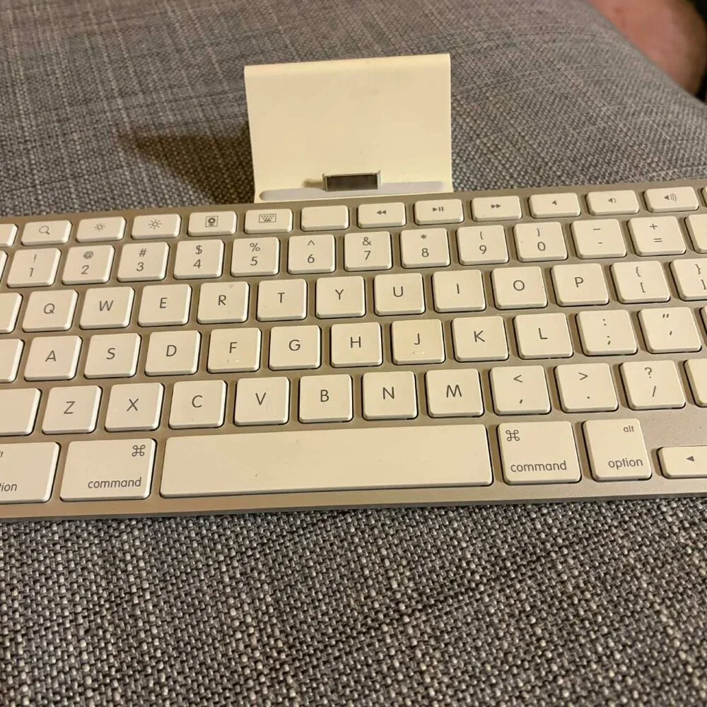 Apple iPad Keyboard & Dock Model A1359 MC533LL/B 1st Gen 1 2 3 Used 2010